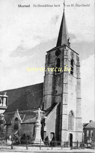 postkaart van Mortsel St-Benediktus kerk en H. Hartbeeld