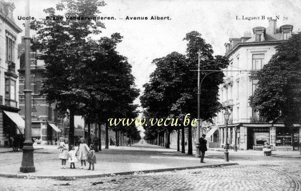 ancienne carte postale de Uccle Place Vanderkinderen - Avenue Albert