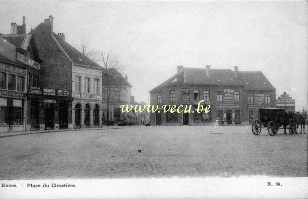 postkaart van Evere Het Kerkhofplein was parkeerruimte voor de koetsen.