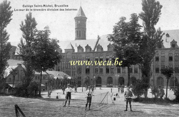 ancienne carte postale de Etterbeek Collège Saint Michel. La cour de la première division des internes