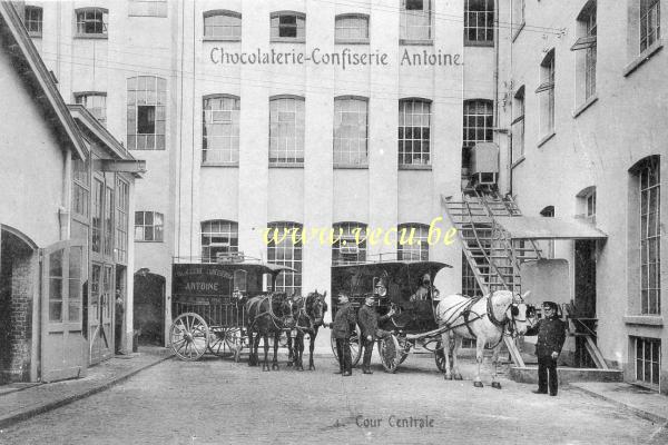 ancienne carte postale de Ixelles Chocolaterie-Confiserie Antoine Rues du Prince Royal-Keyenveld-du Berger  Cour centrale