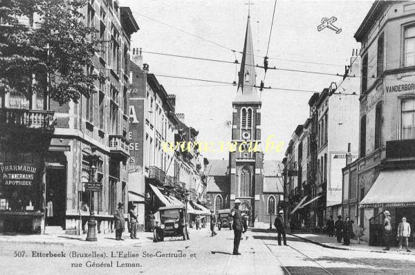 ancienne carte postale de Etterbeek L'église Sainte Gertrude et rue général Leman