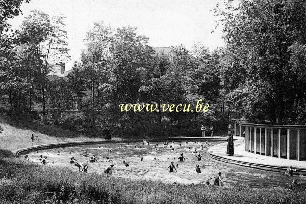ancienne carte postale de Etterbeek Le bassin de natation
