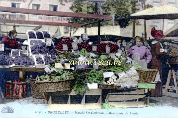 ancienne carte postale de Bruxelles Marché Ste Catherine - Marchande de Fruits