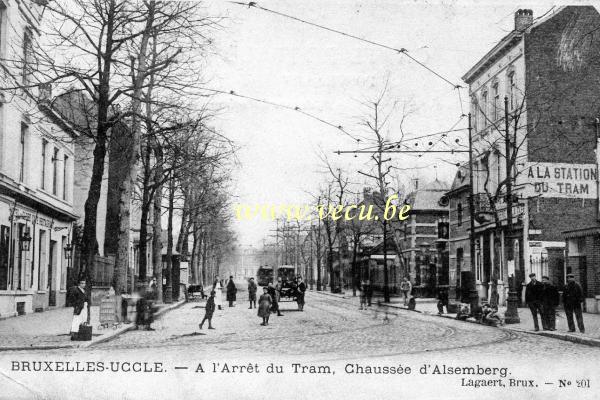 ancienne carte postale de Uccle A l'arrêt du tram, chaussée d'Alsemberg