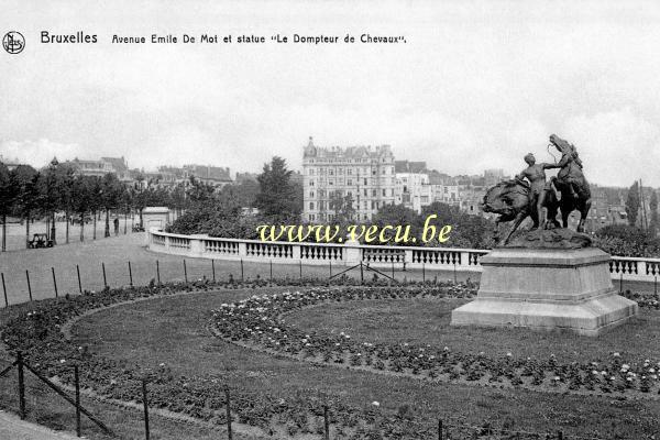 ancienne carte postale de Bruxelles Avenue Emile de Mot et statue le dompteur de chevaux