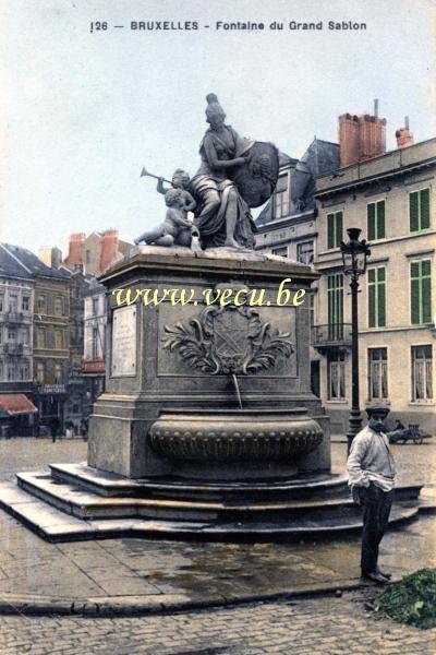 ancienne carte postale de Bruxelles Fontaine de Minerve au Grand Sablon