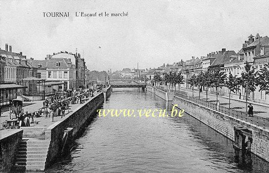 ancienne carte postale de Tournai L'Escaut et le marché