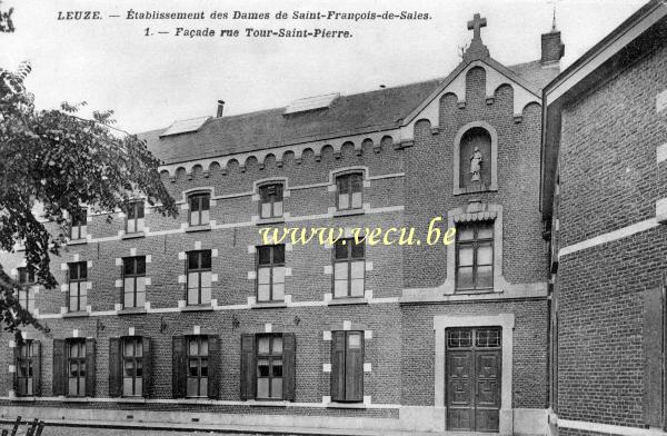 ancienne carte postale de Leuze-en-Hainaut Etablissement des Dames de Saint-François-de-Sales. Façade rue Tour Saint-Pierre