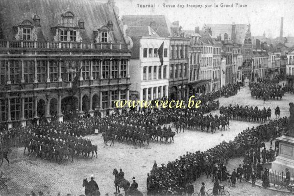 ancienne carte postale de Tournai Revue des troupes sur la Grand Place