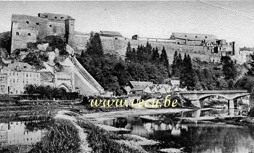 ancienne carte postale de Bouillon Le Château vu de face
