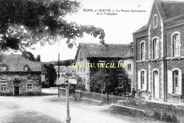 ancienne carte postale de Bomal La Maison Communale et le Presbytère