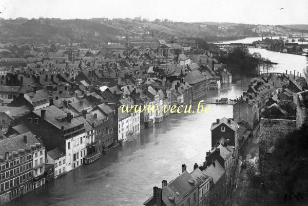 ancienne carte postale de Namur Inondations - Le pont de la Sambre presque sous eau
