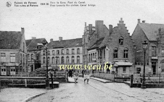 ancienne carte postale de Furnes Ruines de Furnes. Vers la gare. Pont du canal