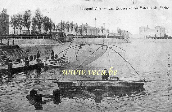 ancienne carte postale de Nieuport Les Ecluses et les Bâteaux de pêche