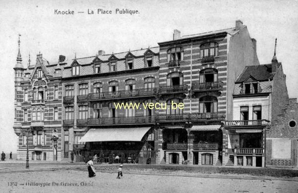 ancienne carte postale de Knokke La Place Publique