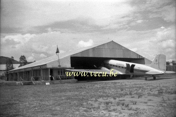 photo ancienne  d'avions   Avion de la Sabena devant l'entrée trop étroite d'un hangar