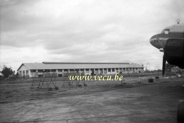 photo ancienne  d'avions   Entrepôt/hangar de l'aéroport de Léopoldville
