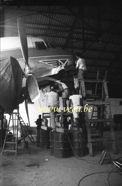 photo ancienne  d'avions   Réparation après accident d'un DC-3 de la Sabena
