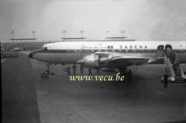 photo ancienne  d'avions   Les passagers embarquent dans un avion de la Sabena 
 Belgian World Airlines