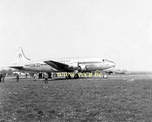 photo ancienne  d'avions   Attroupement près d'un avion de la Sabena