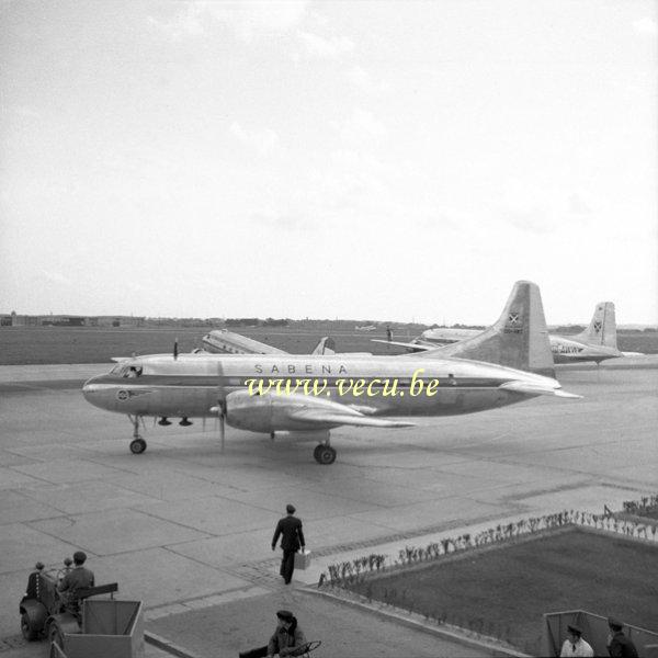photo ancienne  d'avions   Le Commandant de bord se dirige vers son avion
