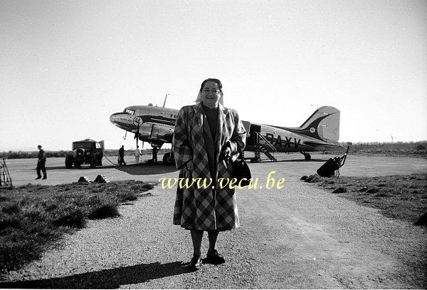 photo ancienne  d'avions   On pose devant un avion Tunis air
