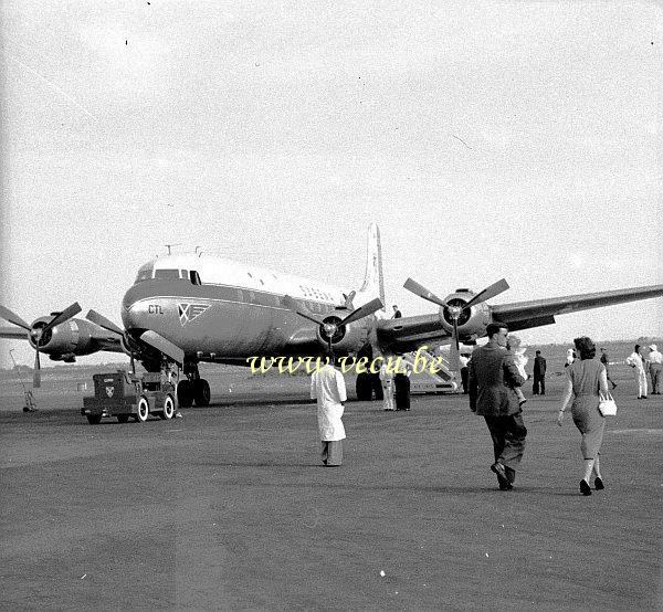 photo ancienne  d'avions   Embarquement à bord d'un avion Sabena