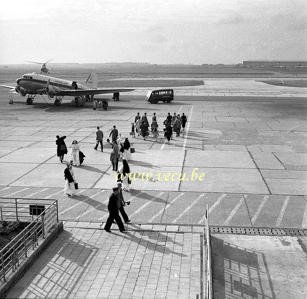 photo ancienne  d'avions   Embarquement à bord d'un avion Sobelair