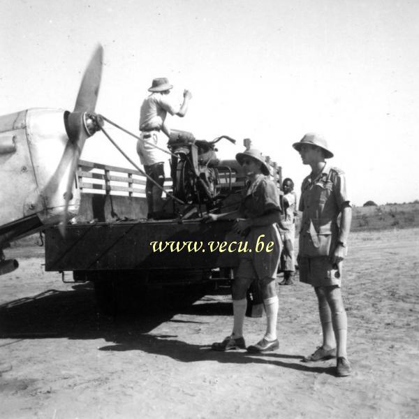 photo ancienne  d'avions   Mise en route de l'avion à l'aide d'une moto