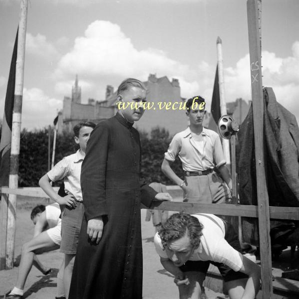 photo ancienne  de la commune d'Etterbeek  Jeux de Saint Louis au collège Saint Michel.