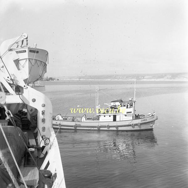 photo ancienne  de bateaux au Congo  Remorqueur navigant autour du Charlesville