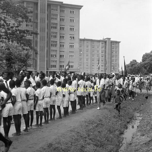 photo ancienne  de visite royale au Congo  Accueil de la population au passage du Roi Baudouin