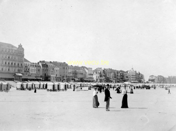 photo ancienne  de Heyst  Sur la plage à hauteur du grand hôtel royal et de l'hôtel de Bruges
