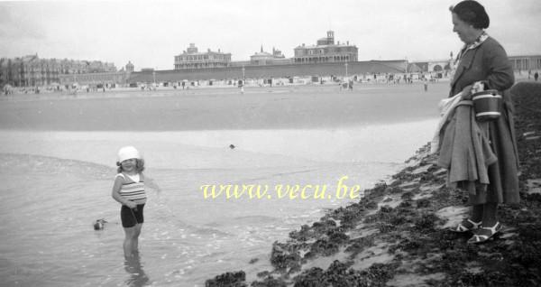 Photo ancienne  de Ostende  Jeu au pied d'un brise lame.