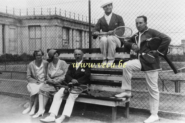 photo ancienne  de Ostende  Prêts pour une partie de tennis
