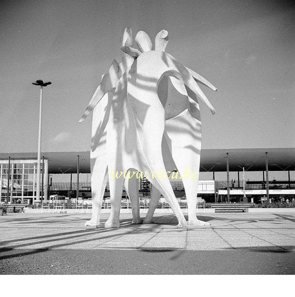 photo ancienne  de l'expo 58  sculptures