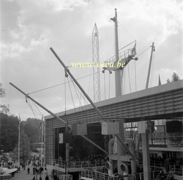 photo ancienne  de l'expo 58  Partie du pavillon hollandais en forme de bateau