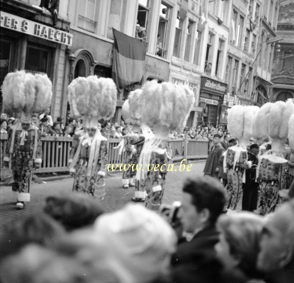 photo ancienne  du carnaval de Bruxelles  Les Gilles devant la bourse de Bruxelles