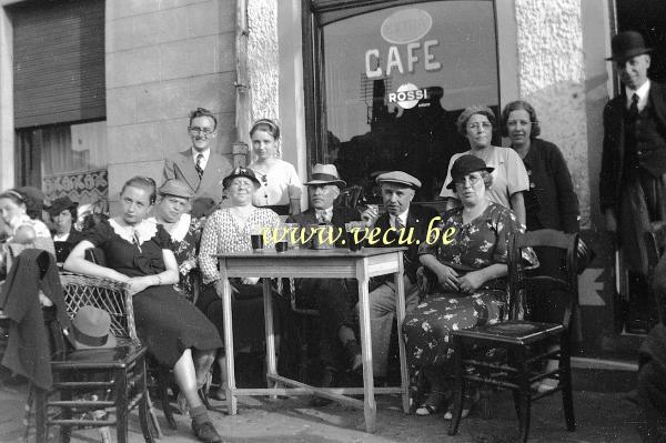 photo ancienne  de Cafés en Belgique  Au café en famille