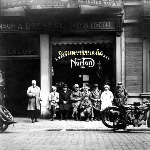 photo ancienne  de motos Norton  Devant le magasin de moto Norton Breslau - 86 rue Faider à Ixelles