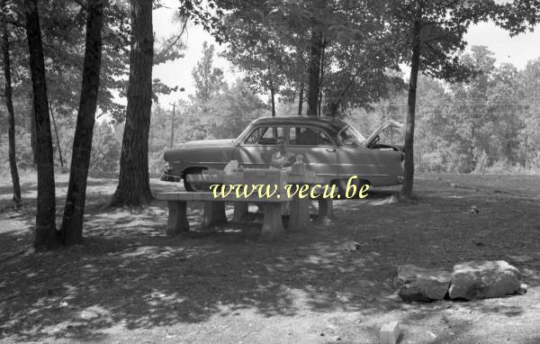 photo ancienne  Ford sedan 1952 - Halte Pic-nic