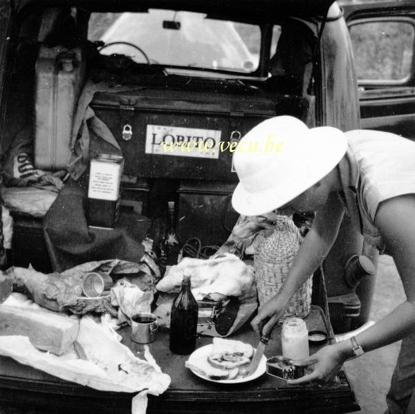 photo ancienne  Casse-croûte entre Lobito et Elisabethville à côté de la Renault Colorale
