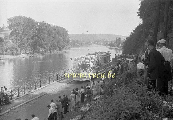 photo ancienne  de sport cycliste  Le tour de France 1953 passe par Namur
