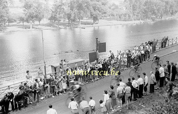 photo ancienne  de sport cycliste  Le tour de France 1953 passe par Namur