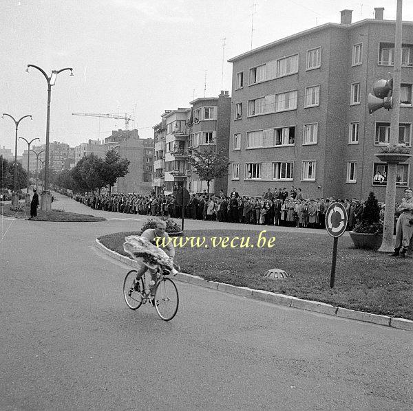 photo ancienne  de sport cycliste  Le critérium du tour de France à Woluwe en 1960 (avenue de Brocqueville)