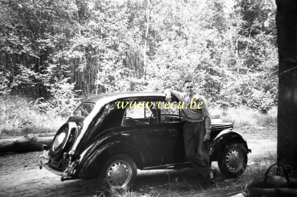 photo ancienne  d'Austin - Morris  Dans les bois avec la nouvelle Austin A40
