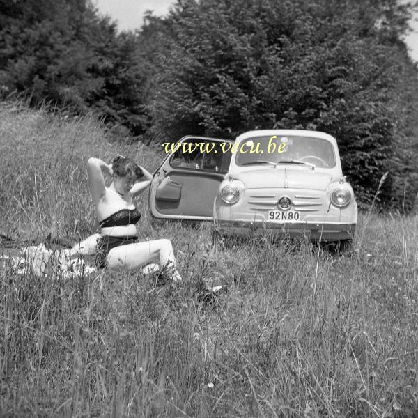 photo ancienne  de Fiat  Pin-up devant la Fiat 600