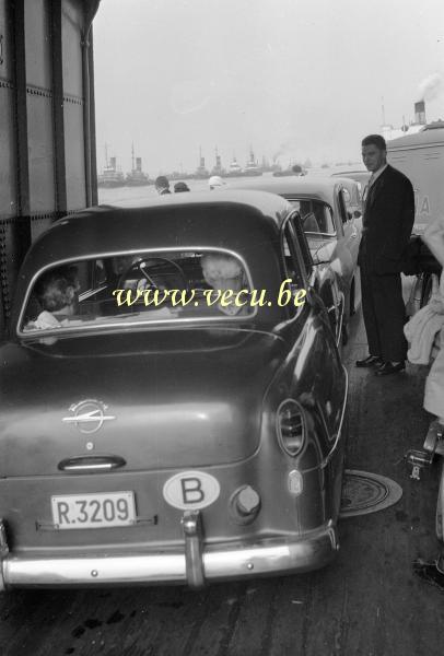 photo ancienne  d'Opel  Opel Olympia rekord 1954 sur le bateau vers l'Angleterre