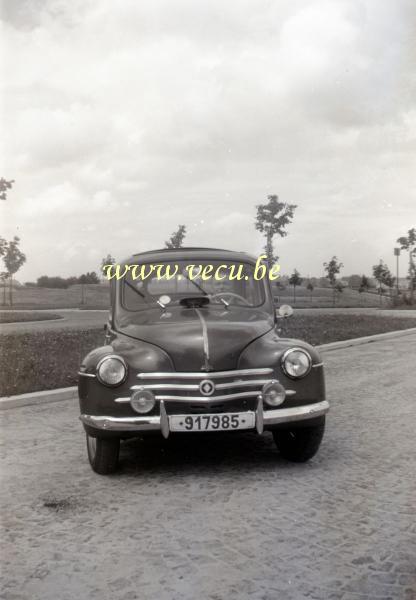 photo ancienne  de Renault  A bord de la Renault 4cv